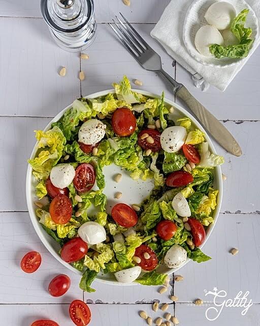 Sałatka z pesto i mozzarellą
