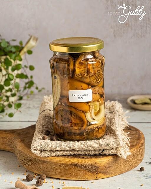 Rydze marynowane w occie z cebulą i przyprawami