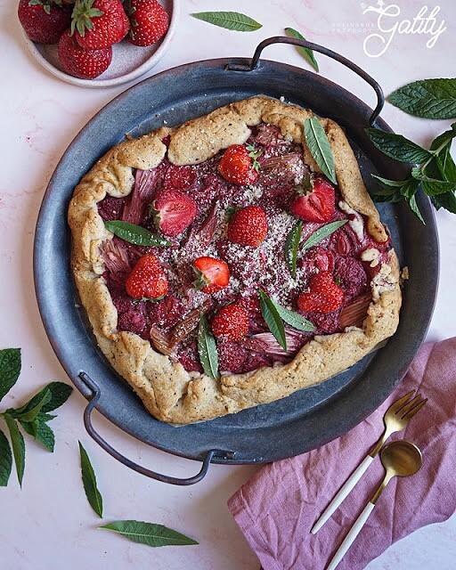 Orzechowa galette z truskawkami i rabarbarem