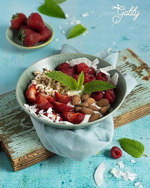 Jogurt z malinami i truskawkami na śniadanie