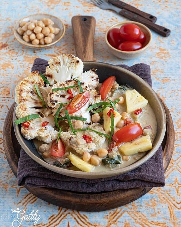 Wegańskie curry z kalafiorem i ciecierzycą
