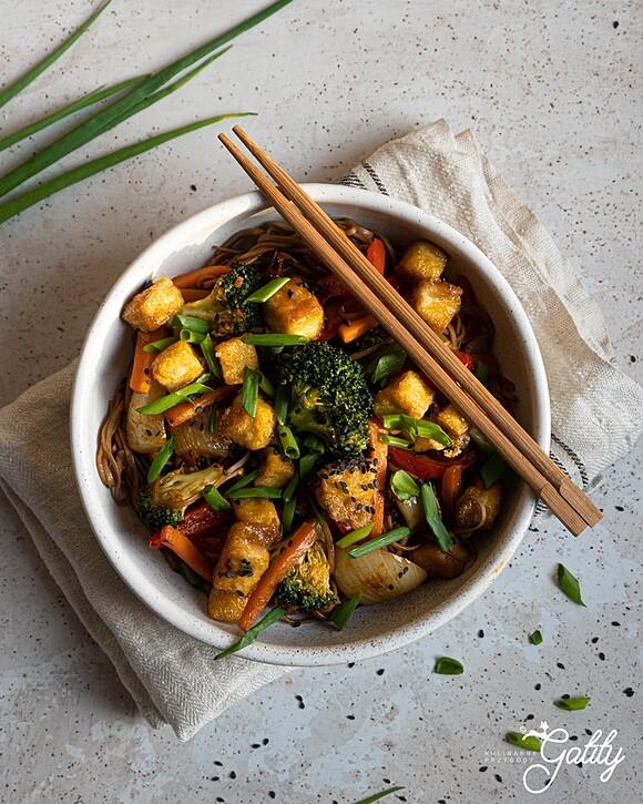 Smażone tofu z warzywami i makaronem soba