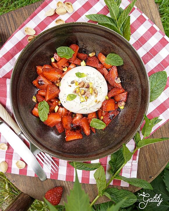 Burrata z truskawkami i pistacjami