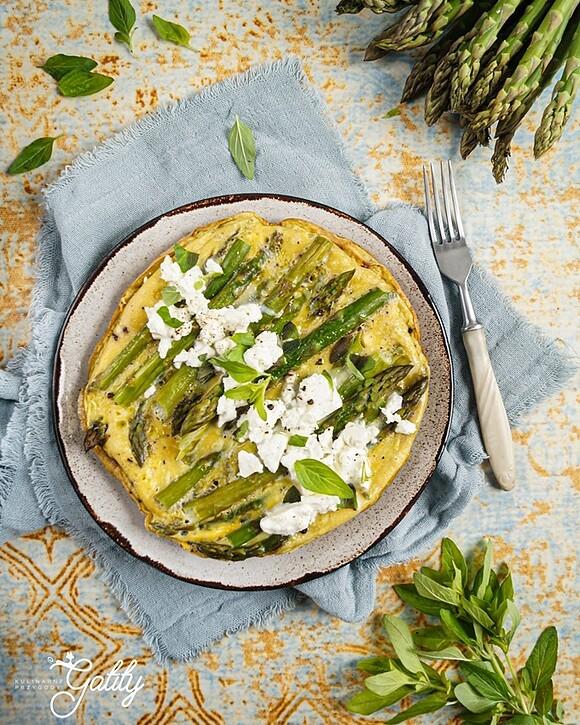 Omlet ze szparagami i fetą