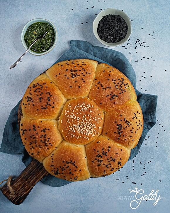 Drożdżowe bułeczki z pesto z czosnku niedźwiedziego