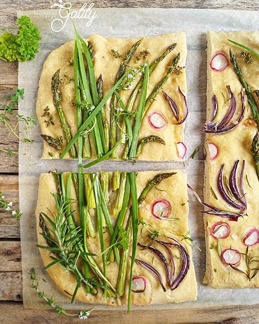 Focaccia ze szparagami i ziołami