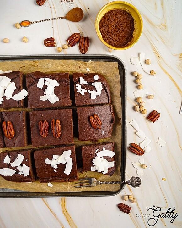 Wilgotne brownie z ciecierzycy i bananów