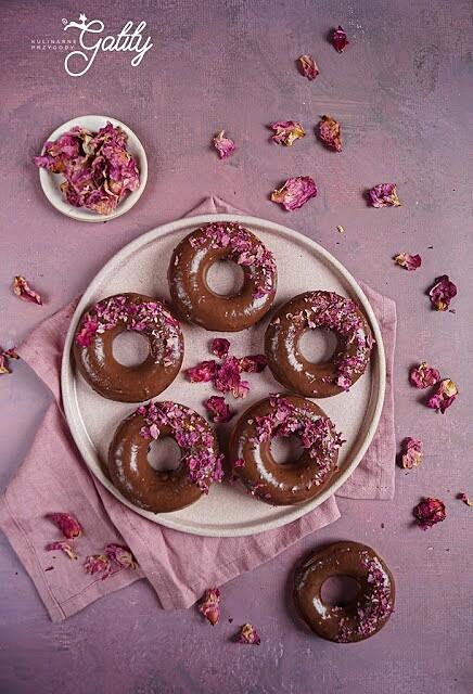 Cynamonowe donuty z piekarnika z czekoladową polewą