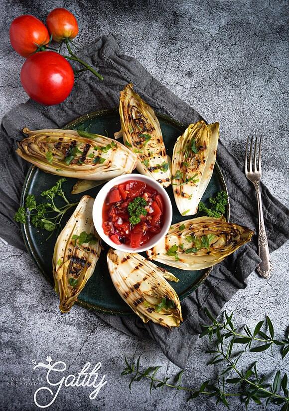 Grillowana cykoria z salsą pomidorową