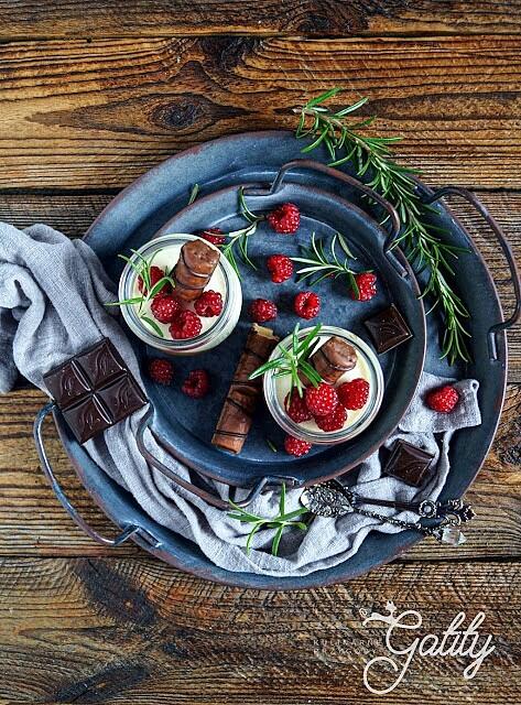 Panna cotta czekoladowo-rozmarynowa z malinami