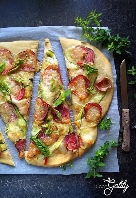 Pizza z burakami i cukinią