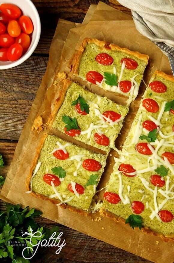 Krucha tarta z bazylią, mozzarellą i pomidorkami