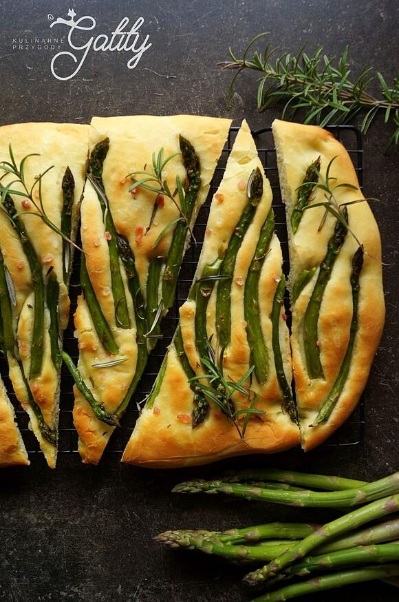 Focaccia z chrupiącymi szparagami