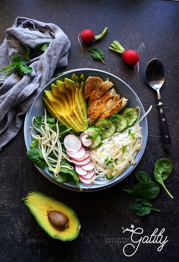 Buddha bowl z ryżem, kurczakiem i awokado