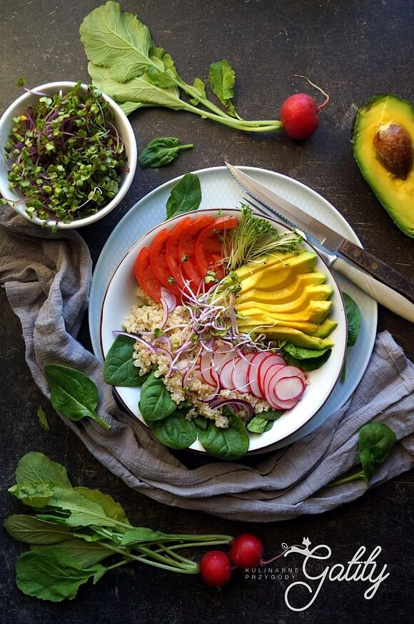 Buddha bowl z quinoa i awokado