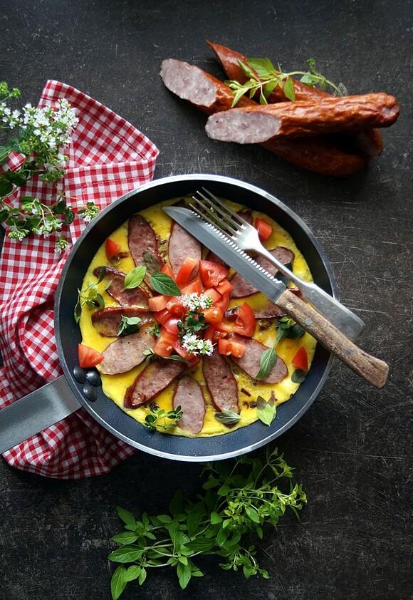 Omlet z kiełbasą podwawelską i świeżymi ziołami