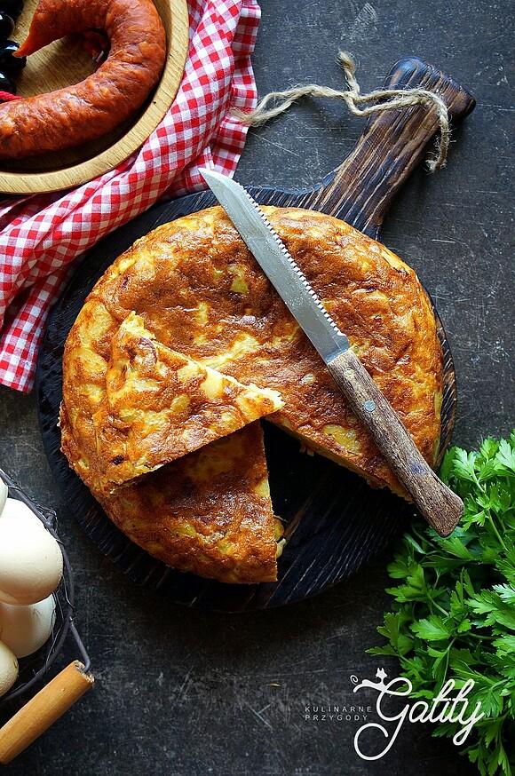 Tortilla de patatas z chorizo - hiszpański omlet ziemniaczany