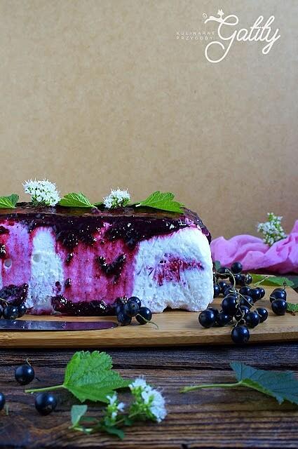 Semifreddo z czarnymi porzeczkami