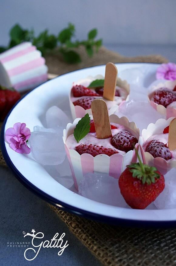 Truskawkowe lody na patyku bez maszynki