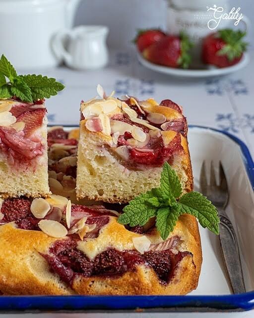Ciasto jogurtowe z truskawkami i rabarbarem