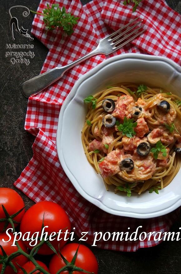 Spaghetti z pieczonymi pomidorami i oliwkami