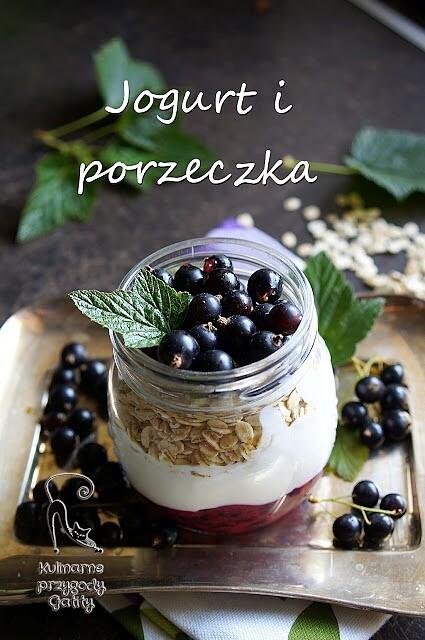 Śniadanie jogurtowe z czarną porzeczką