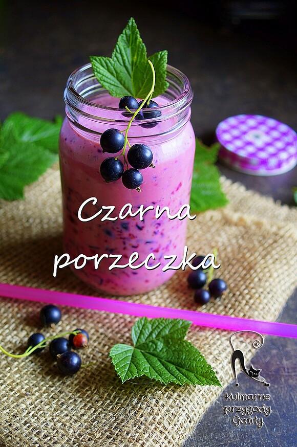 Koktajl jogurtowy z czarną porzeczką