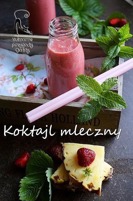 Koktajl owocowy z mlekiem kokosowym i truskawkami, bananami i ananasem