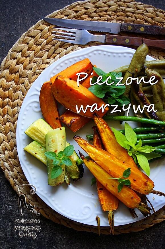 Pieczone młode warzywa z marchewką, cukinią, szparagami i borem