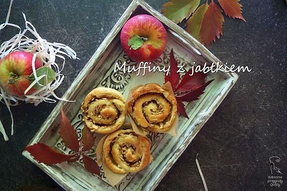 Drożdżowe muffinki z jabłkami i cynamonem