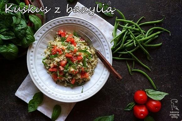 Zielony kuskus z bazylią i warzywami