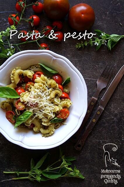 Makaron z pesto i pomidorkami koktajlowymi