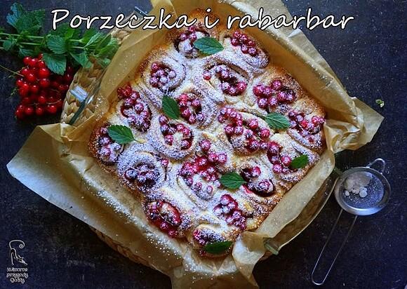 Drożdżowe zawijane z dżemem rabarbarowym i porzeczkami