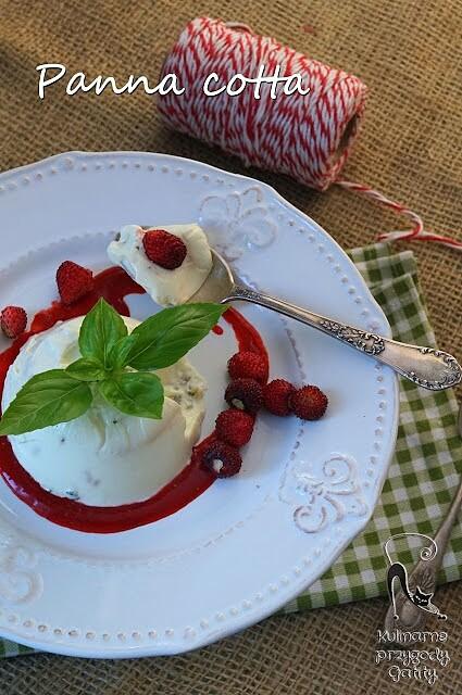 Panna cotta z bazylią i poziomkami