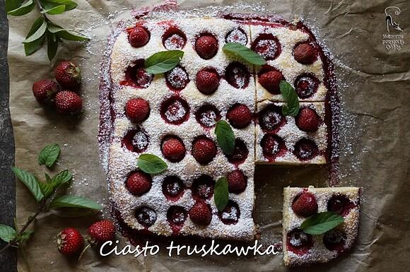 Szybkie ciasto jogurtowe z truskawkami