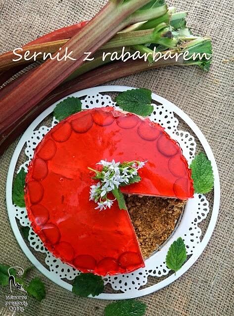 Sernik na zimno z karmelizowanym rabarbarem