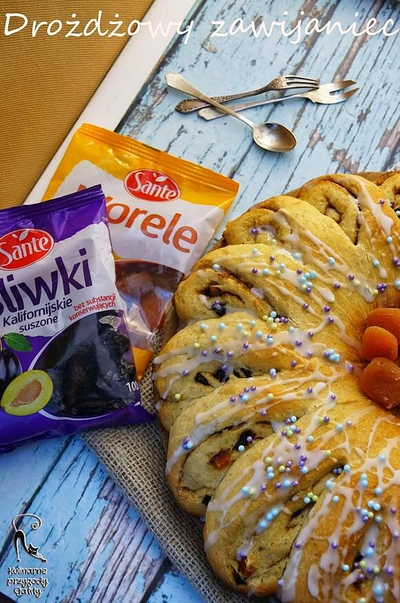 Drożdżowy zawijaniec z suszonymi morelami