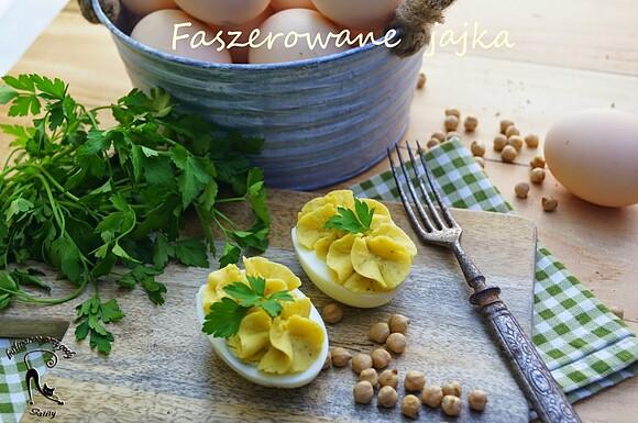 Jajka faszerowane ciecierzycą i kaszą jaglaną