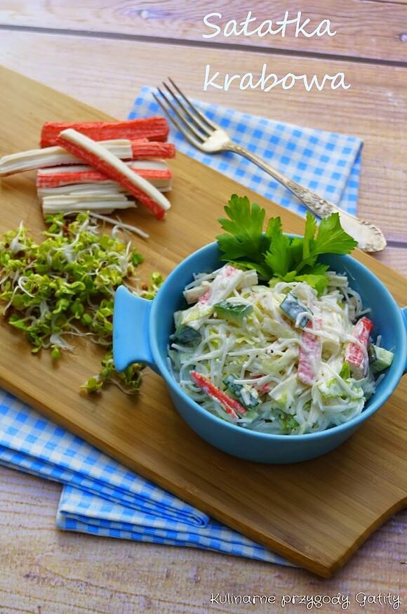 Sałatka z makaronem ryżowym i surimi