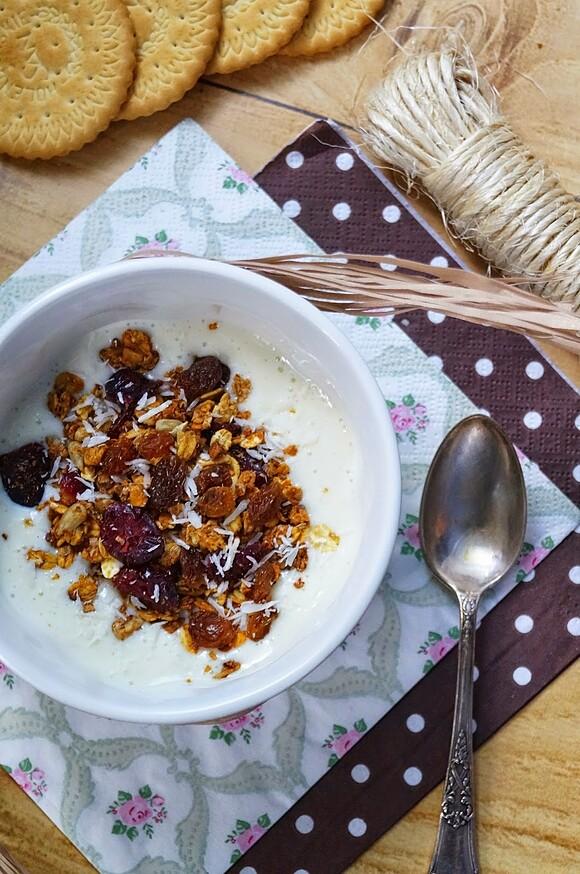 Bananowy jogurt z musli i kokosem