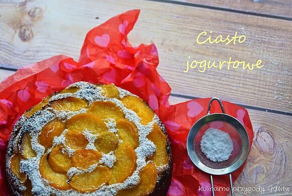 Orkiszowe ciasto jogurtowe z brzoskwiniami