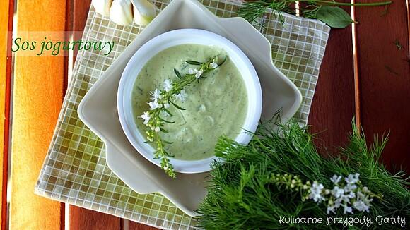 Jogurtowy dip z zielonym pesto