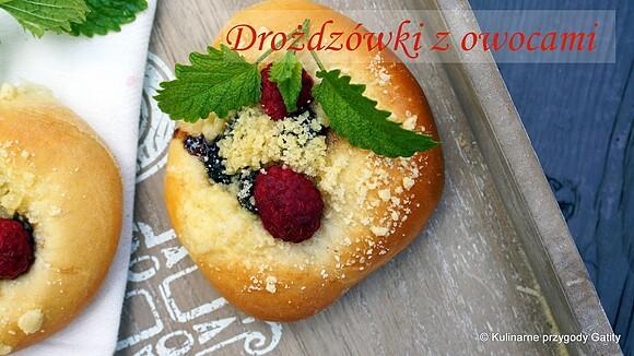 Drożdżówki z owocami i kruszonką