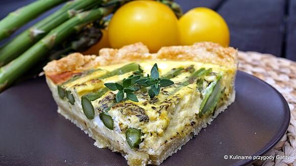 Tarta z zielonymi szparagami i fetą