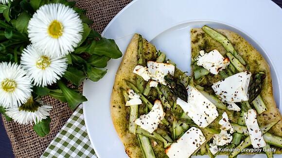 Zielona pizza z pesto, szparagami i fetą
