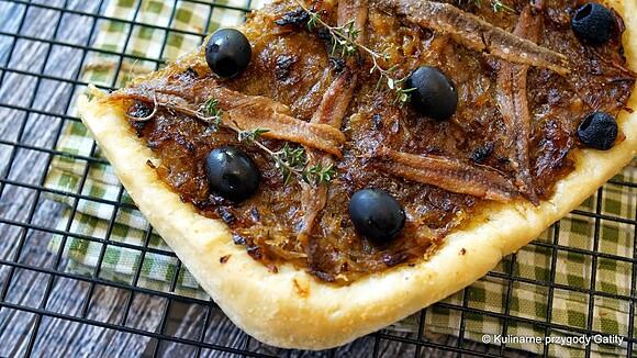 Pissaladière z cebulą, anchois i oliwkami