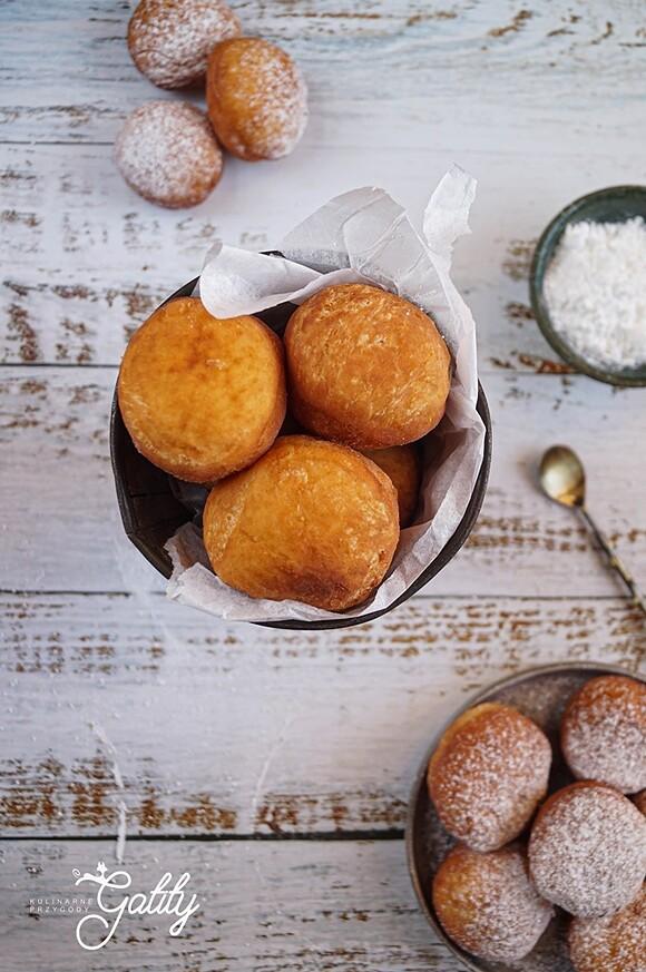 Małe pączki z cukrem pudrem