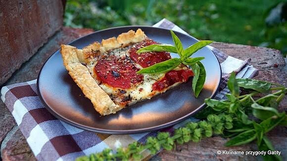 Tarta z ciasta francuskiego z pieczonymi pomidorami