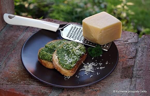 Pesto z pietruszki i orzeszków