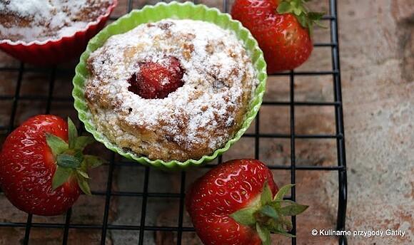 Muffiny z truskawkami, rabarbarem i czekoladą